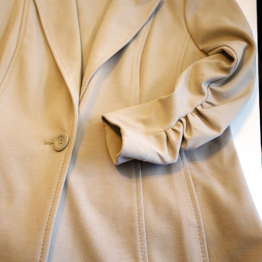 Susan Graver Tan Blazer with ruched sleeves size small - Picture 3 of 6